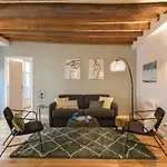 78m² 3 slaapkamer, 1 privé badkamer Appartement in 8th - Champs Elysees